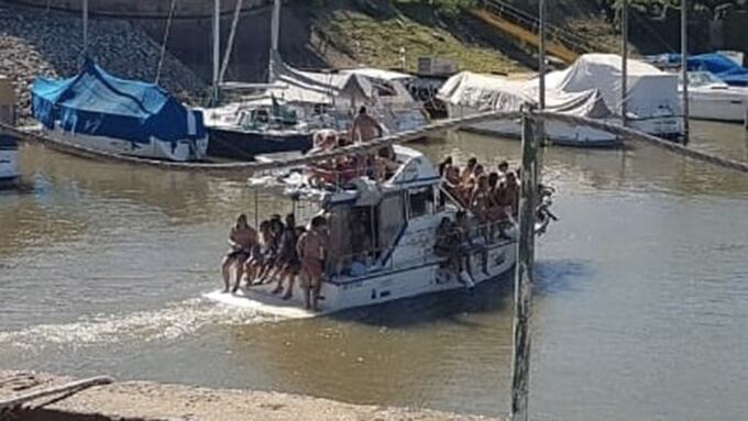 Jóvenes casi hunden un yate por realizar una fiesta clandestina
