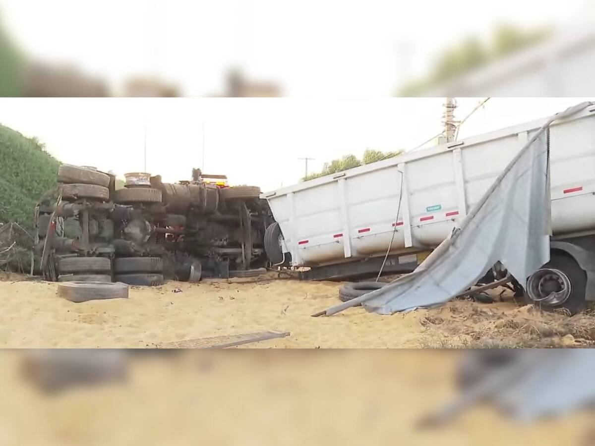 Estaría bajo efectos de las drogas: conductor de camión que volcó en Autopista Central se desnuda tras accidente
