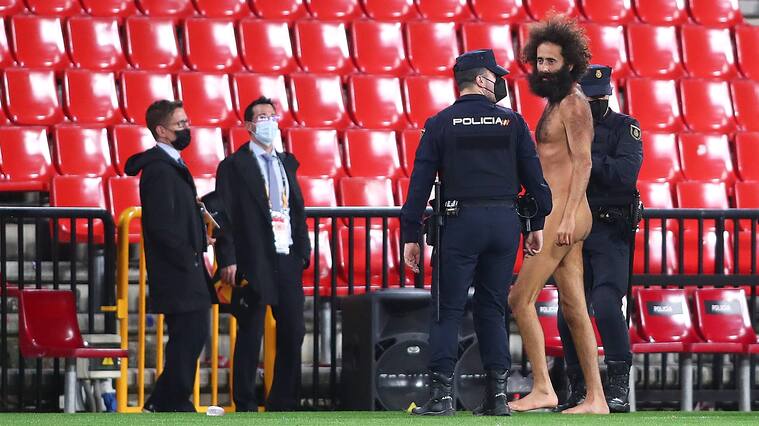 GRANADA, SPAIN - APRIL 08: A streaker is removed from the pitch by Police Officers during the UEFA Europa League Quarter Final First Leg match between Granada CF and Manchester United at Nuevo Estadio de Los Carmenes on April 08, 2021 in Granada, Spain. Sporting stadiums around Europe remain under strict restrictions due to the Coronavirus Pandemic as Government social distancing laws prohibit fans inside venues resulting in games being played behind closed doors. (Photo by Fran Santiago/Getty Images)