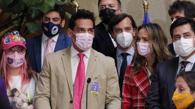 03 DE MAYO DE 2022/VALPARAISOEl actor Cristián de la Fuente (i) y la conductora de televisión, Angélica Castro (d), ofrecen un punto de prensa, junto a parlamentarios y familias víctimas de delitos, para hacer un llamando a tramitar con la mayor celeridad el proyecto conocido como “Ley Tamara”, que busca incrementar las penas de los delitos que sean cometidos contra niños y niñas, adultos mayores o personas en situación de discapacidad.
FOTO: LEONARDO RUBILAR CHANDIA/AGENCIAUNO