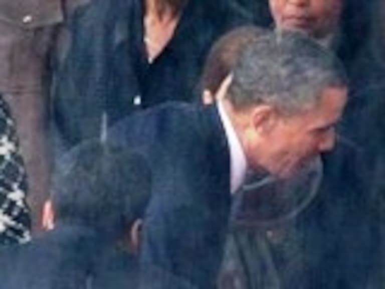 Barack Obama y Raúl Castro se dieron la mano en el funeral de Mandela
