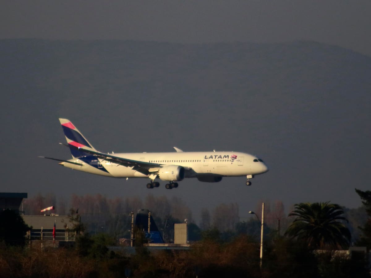 Paro general en Argentina obliga a suspender todos los vuelos desde Santiago hacia ese país