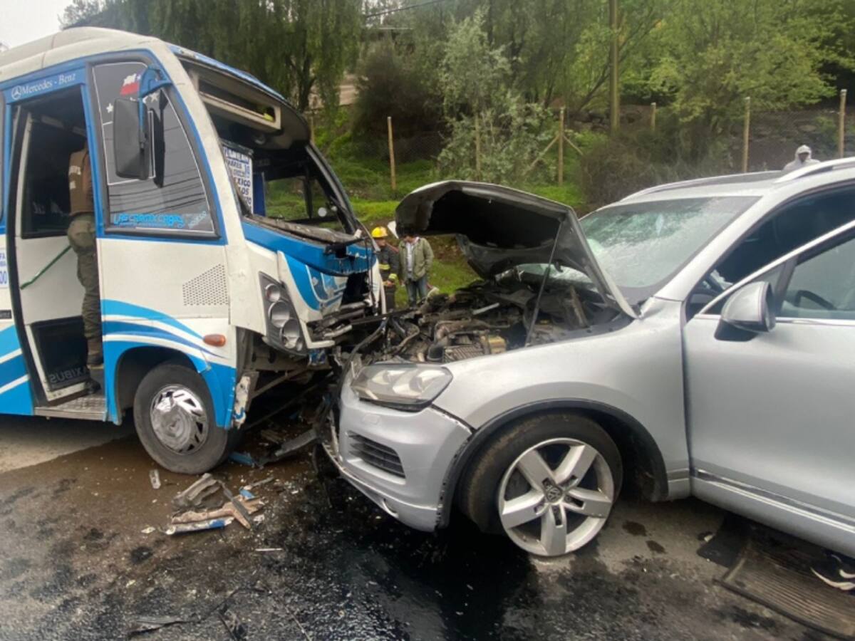 Accidente en San José de Maipo: choque frontal entre bus y auto deja 13 lesionados