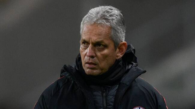 Chile's coach, Colombian Reinaldo Rueda looks on during the Copa America football tournament semi-final match against Peru at the Gremio Arena in Porto Alegre, Brazil, on July 3, 2019. (Photo by Juan MABROMATA / AFP) (Photo credit should read JUAN MABROMATA/AFP via Getty Images)