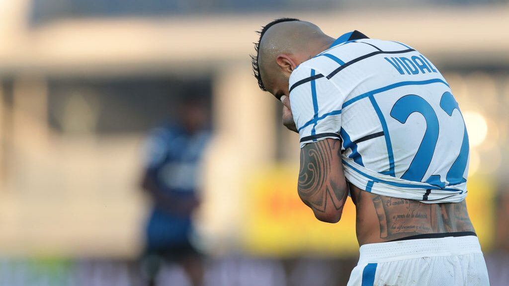 BERGAMO, ITALY - NOVEMBER 08: Arturo Vidal of FC Internazionale shows his dejection during the Serie A match between Atalanta BC and FC Internazionale at Gewiss Stadium on November 8, 2020 in Bergamo, Italy. (Photo by Emilio Andreoli/Getty Images)