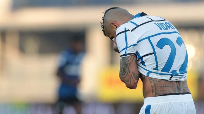 BERGAMO, ITALY - NOVEMBER 08: Arturo Vidal of FC Internazionale shows his dejection during the Serie A match between Atalanta BC and FC Internazionale at Gewiss Stadium on November 8, 2020 in Bergamo, Italy. (Photo by Emilio Andreoli/Getty Images)