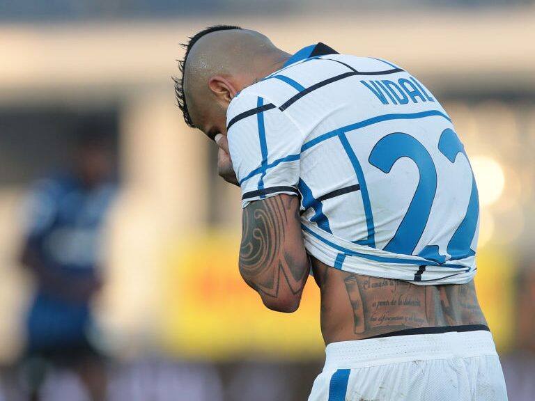 BERGAMO, ITALY - NOVEMBER 08: Arturo Vidal of FC Internazionale shows his dejection during the Serie A match between Atalanta BC and FC Internazionale at Gewiss Stadium on November 8, 2020 in Bergamo, Italy. (Photo by Emilio Andreoli/Getty Images)