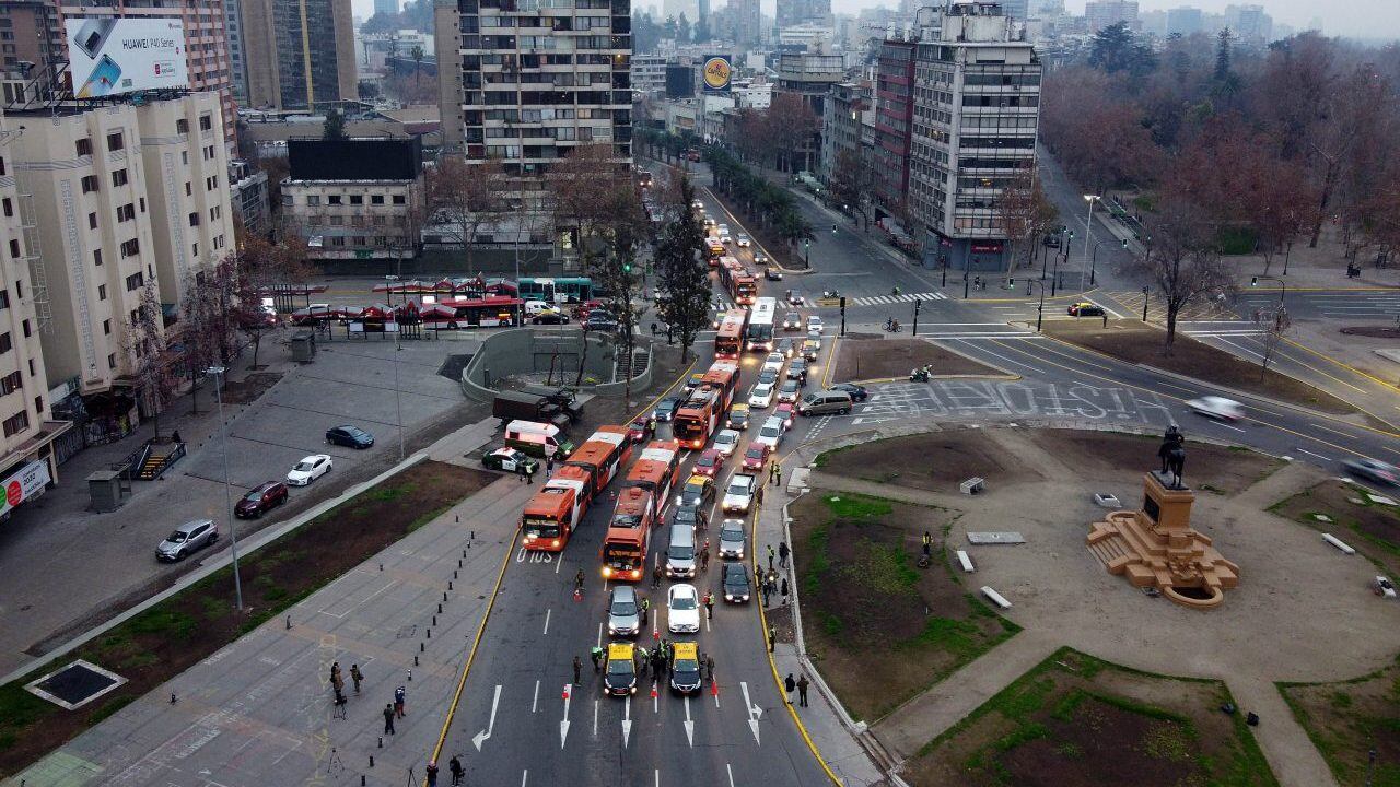 22 de Junio de 2020/SANTIAGOImágenes aérea de Plaza Baquedano en donde se refuerzan fiscalizaciones al entra en vigencia la reducción de permisos de 5 a dos 
FOTO: FRANCISCO CASTILLO/AGENCIAUNO