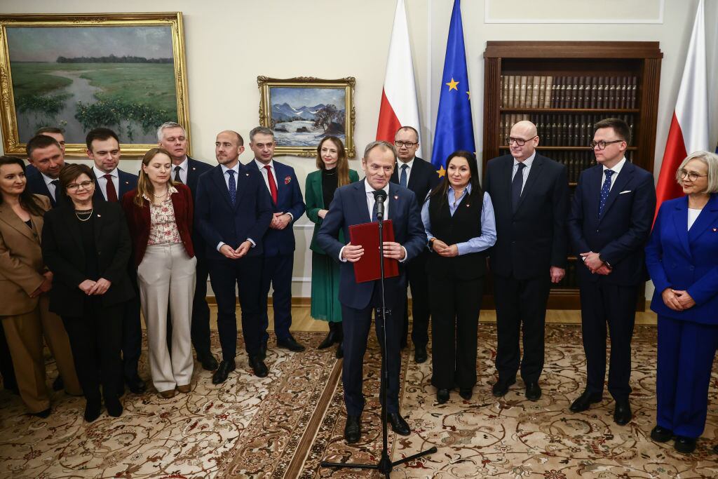 Donald Tusk en frente del nuevo gobierno tras jurar como el primer ministro de Polonia en el palacio presidencial en la ciudad de Varsovia