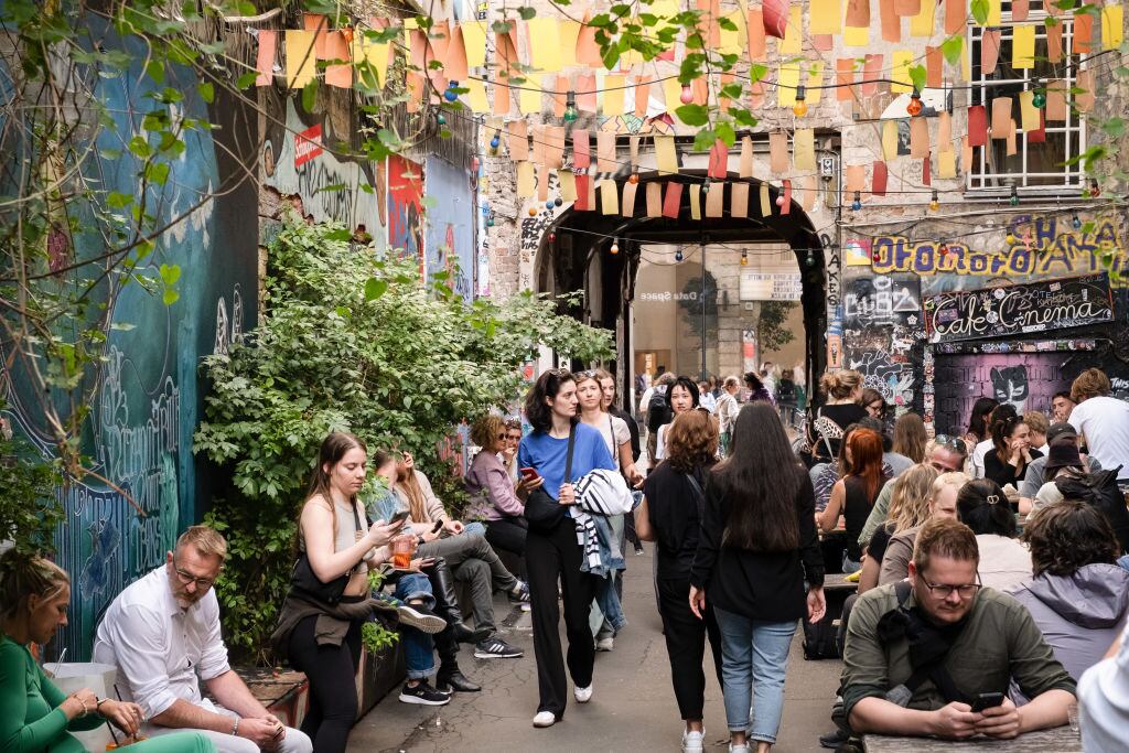 Un día de fin de semana en una delas calles de la ciudad de Berlín en Alemania, por donde las personas caminan y disfrutan el descanso.