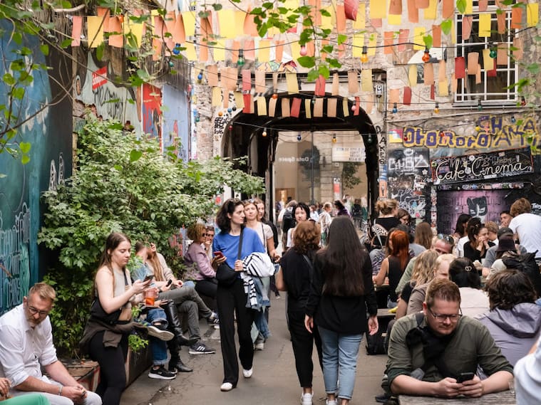 Un día de fin de semana en una delas calles de la ciudad de Berlín en Alemania, por donde las personas caminan y disfrutan el descanso.