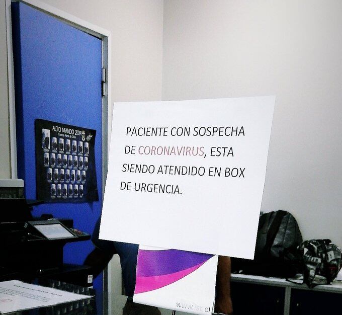 Fotografía en boxes de admisión del hospital FACh. Foto por @tamirojasp