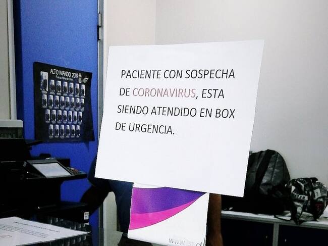 Fotografía en boxes de admisión del hospital FACh. Foto por @tamirojasp