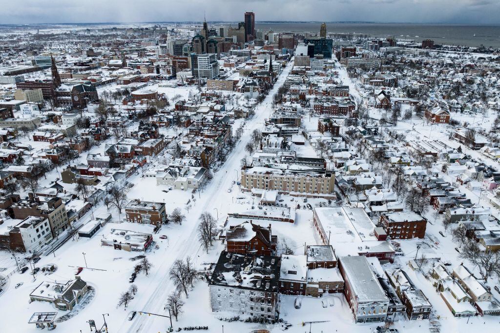 Nieve cubre calles y casas en Buffalo de New York en Estados Unidos