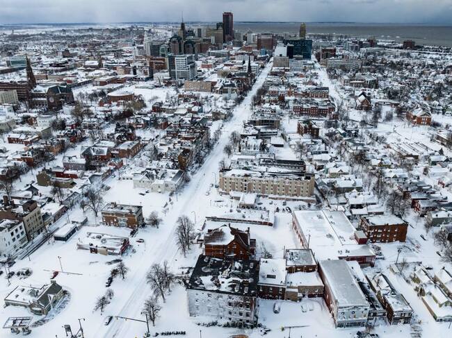 Nieve cubre calles y casas en Buffalo de New York en Estados Unidos