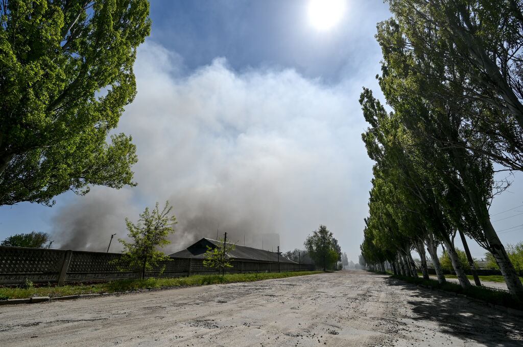 El humo se levanta sobre los alrededores de Zaporiyia tras un ataque