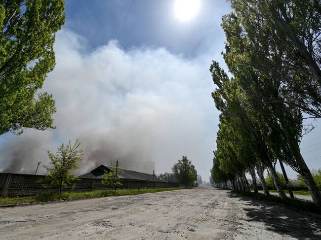 El humo se levanta sobre los alrededores de Zaporiyia tras un ataque