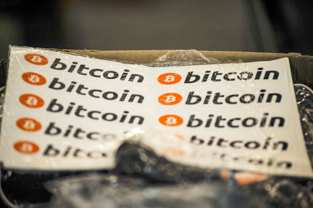 Calcomanías de bitcoin para entregar al comercio de El Salvador