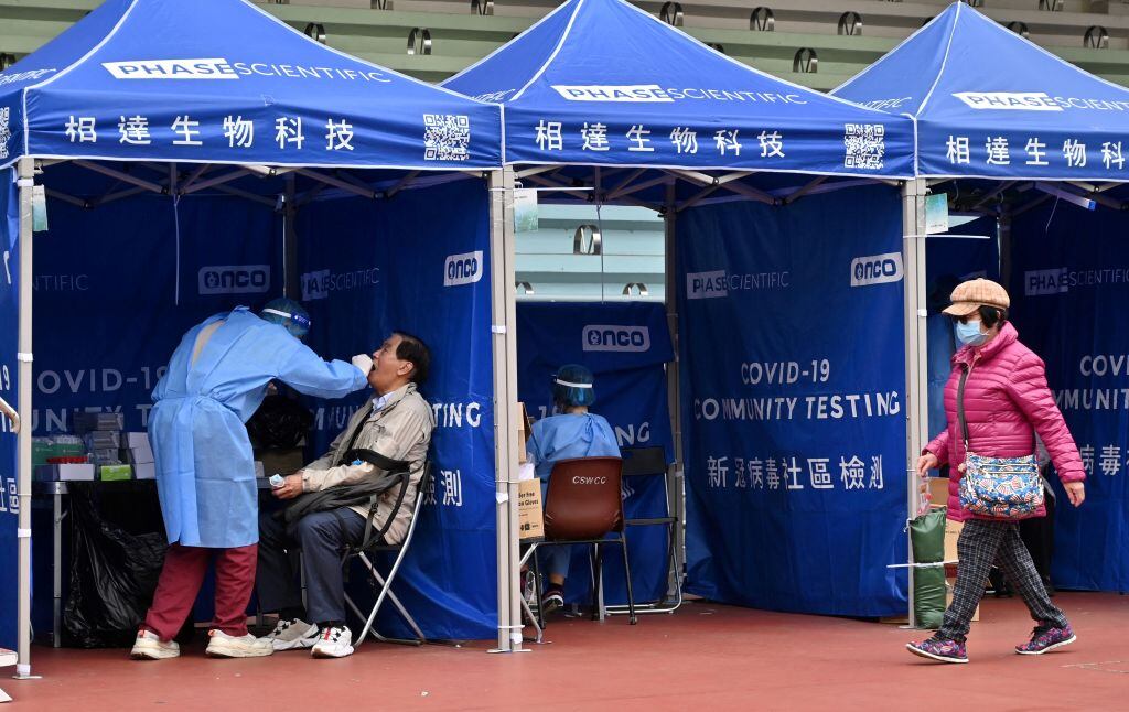Centro de exámenes para detectar el covid-19 en los barrios de Hong Kong