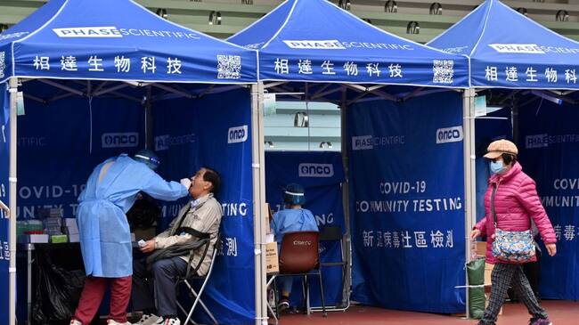 Centro de exámenes para detectar el covid-19 en los barrios de Hong Kong