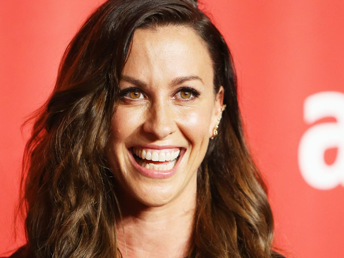 «Se ve muy bien»: Alanis Morissette lució irreconocible en reciente entrevista televisiva