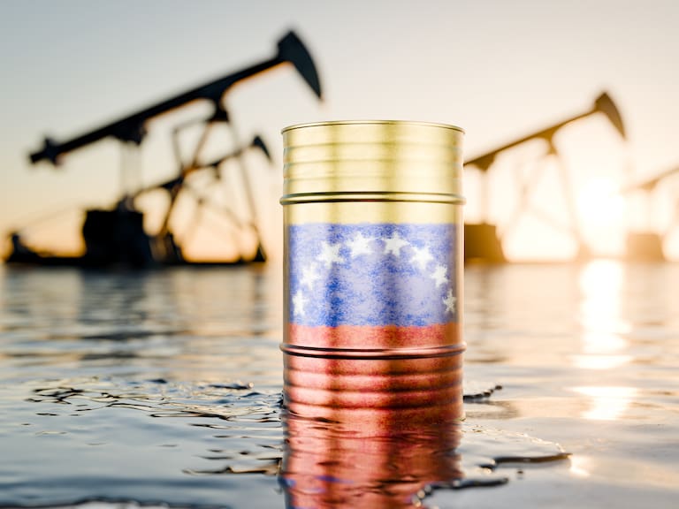 Del Estrecho de Ormuz a Caracas: Trump permite a empresas de EE. UU. volver a comprar petróleo a estatal venezolana