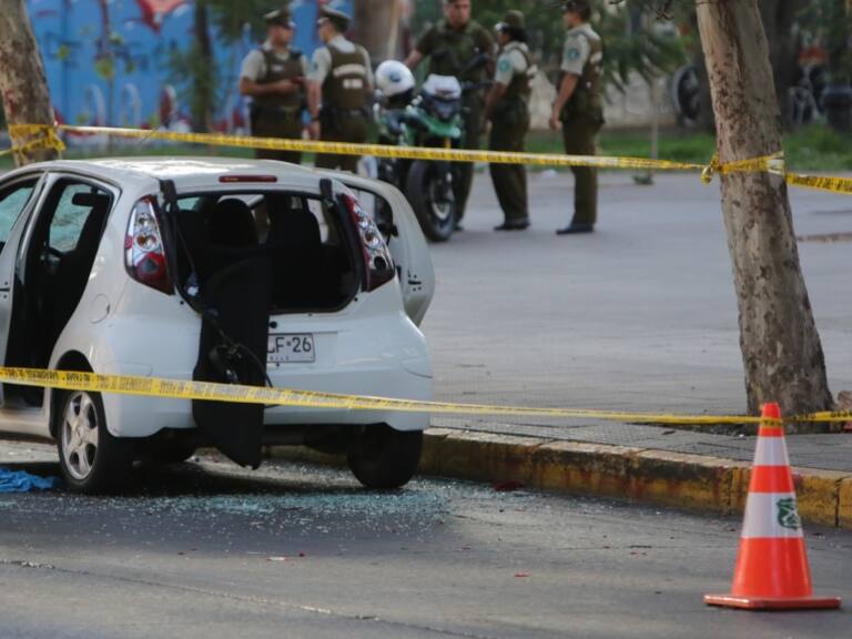 Carabineros investiga auto abandonado y con vidrios rotos frente al GAM