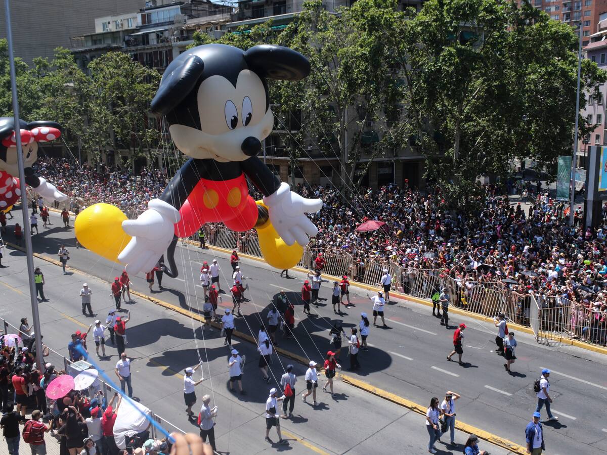 Paris Parade 2023: más de un millón de personas asistieron al desfile navideño en Santiago