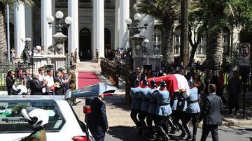 Con sus hijos abrazados y lleno de banderas: Así arribó el cuerpo de Sebastián Piñera al Servicio Médico Legal de Valdivia