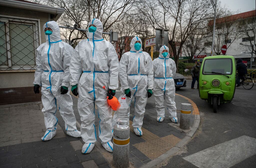 Trabajadores se dedican al control de los brotes del covid en la capital de China