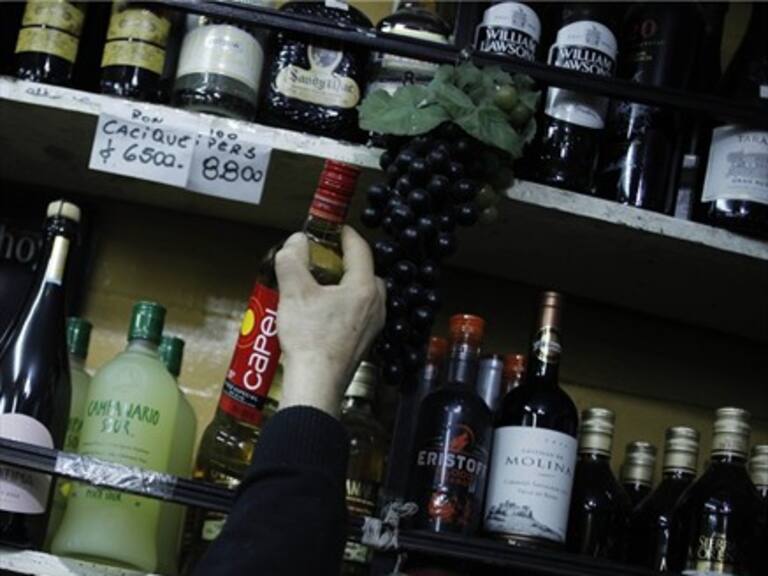 Proyecto de ley impide acceso a menores de edad a pasillos de venta de alcohol en supermercados