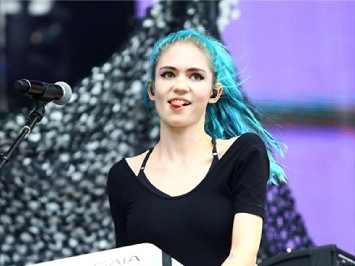Grimes anunció que está embarazada con desnudo y artística ilustración