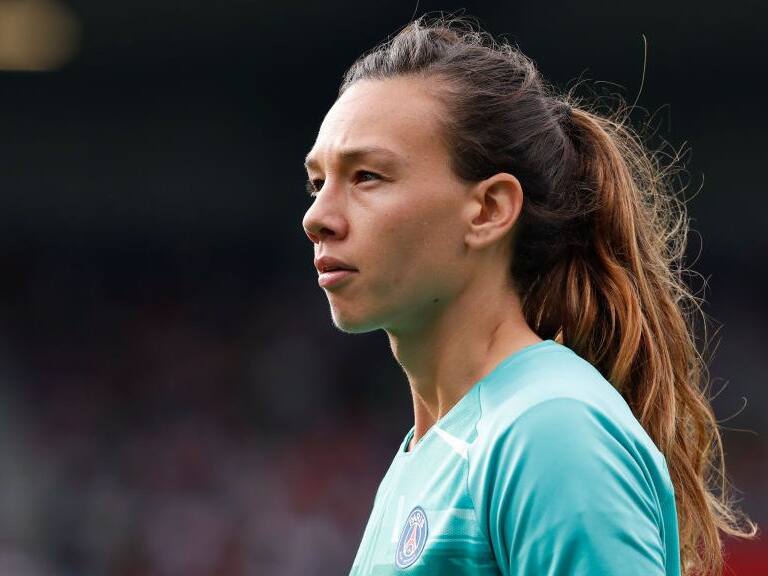 GUINGAMP, FRANCE - SEPTEMBER 21: Christiane Endler #16 of Paris Saint-Germain looks on during the Trophee des Championnes between Olympique Lyonnais and Paris Saint-Germain at Stade du Roudourou on September 21, 2019 in Guingamp, France. (Photo by Catherine Steenkeste/Getty Images)