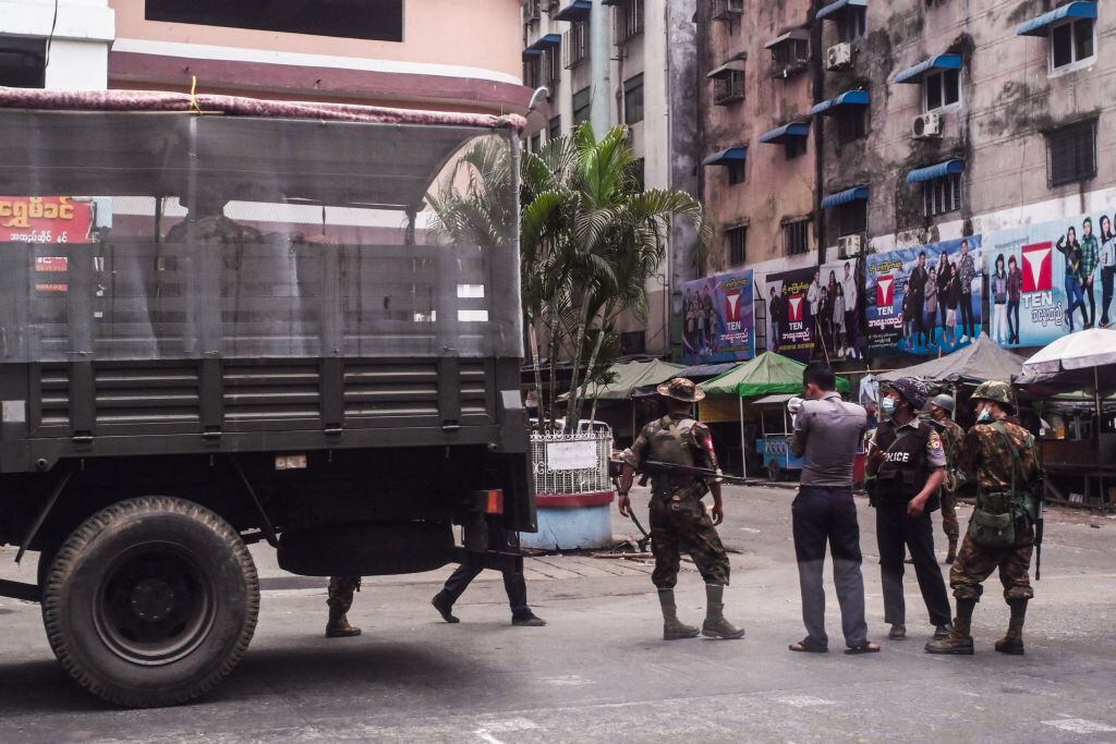 Los militares copan las calles de Myanmar para frenar las protestas contra la dictadura