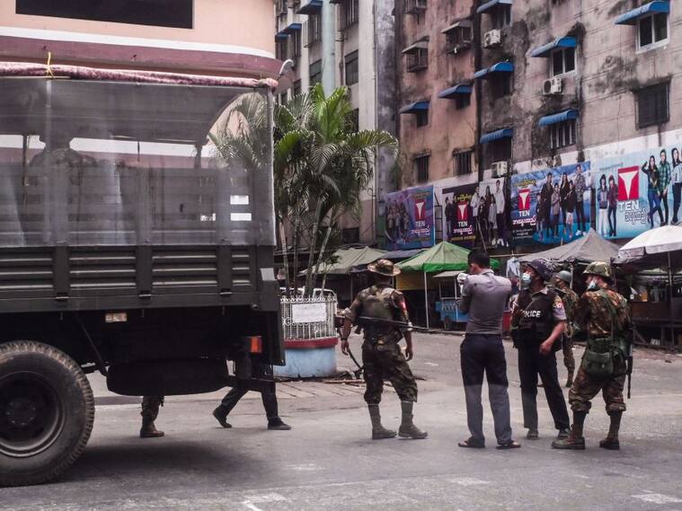 Los militares copan las calles de Myanmar para frenar las protestas contra la dictadura