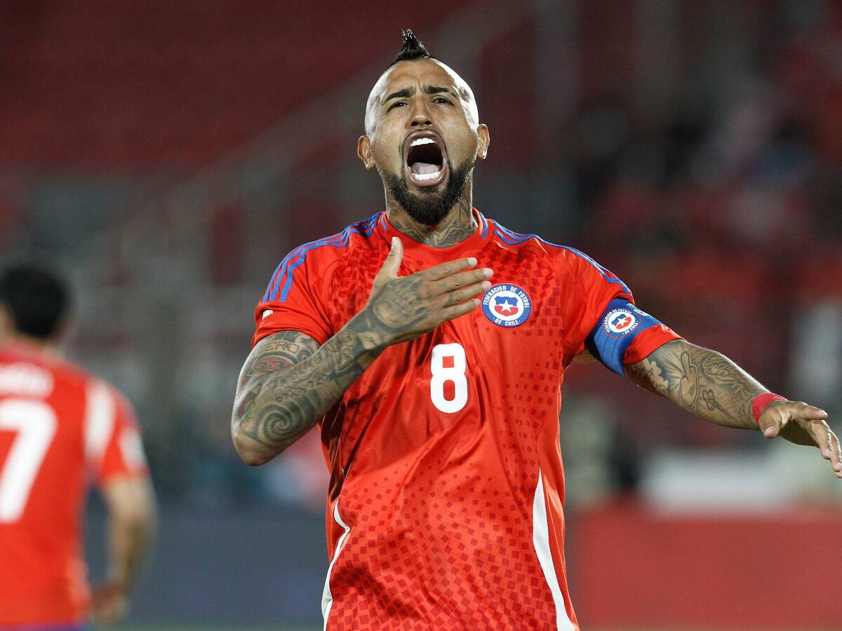 Arturo Vidal, a lo “rockstar” luego del triunfo con Venezuela: regaló su short a un árbitro y recibió un peculiar mensaje de Alexis Sánchez