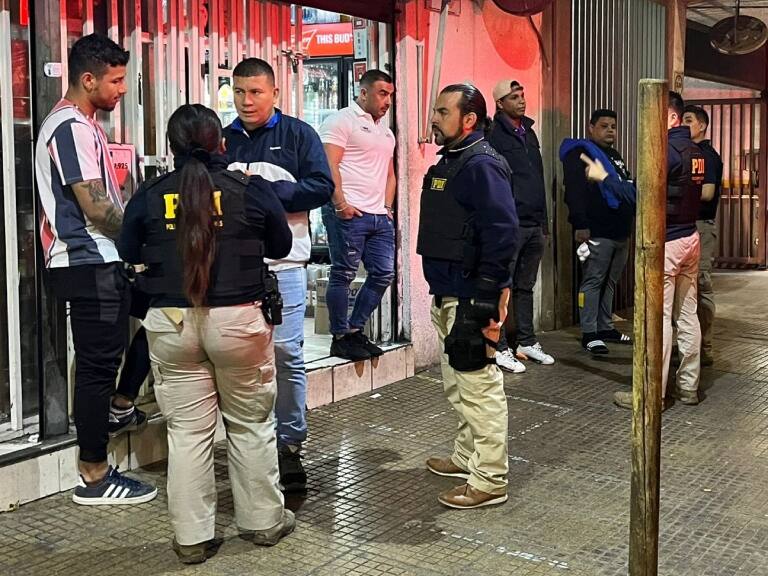 Detienen a diez personas por venta de comida ilegal en Estación Central