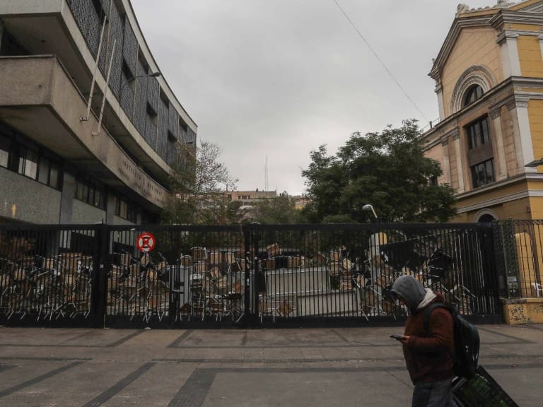 Instituto Nacional baja la toma «indefinidamente» por fuego en el establecimiento