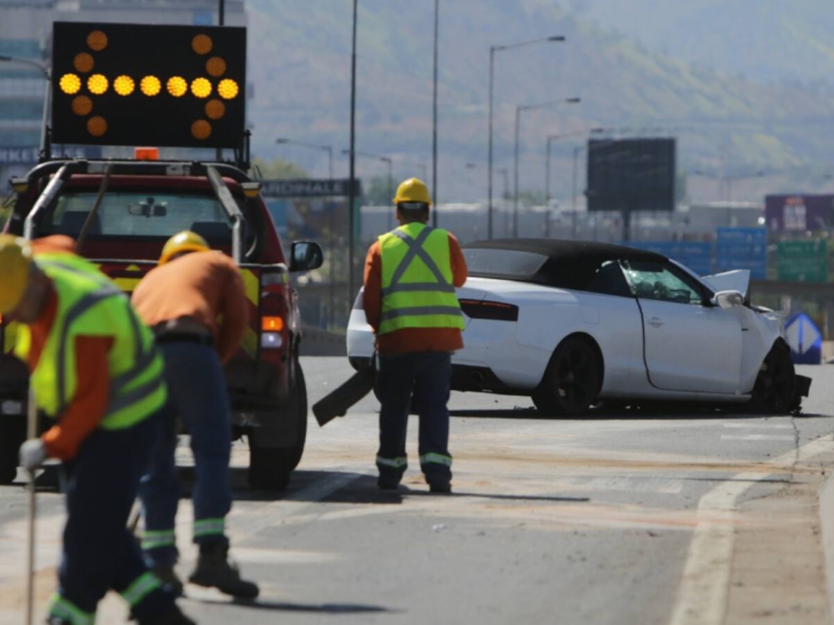 Doble accidente en Vespucio Norte: conductor en estado de ebriedad chocó vehículo volcado
