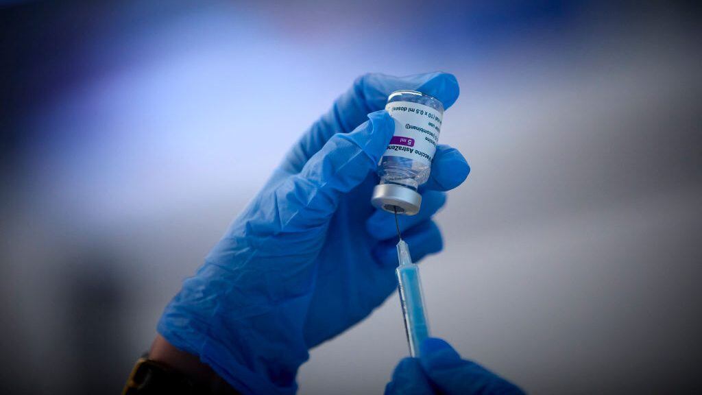 Trabajador de la salud prepara una vacuna de Pfizer