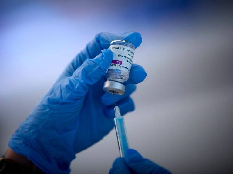 Trabajador de la salud prepara una vacuna de Pfizer