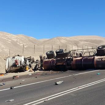 Fatal accidente en Antofagasta: camión con ácido sulfúrico vuelca en la carretera y deja una persona muerta