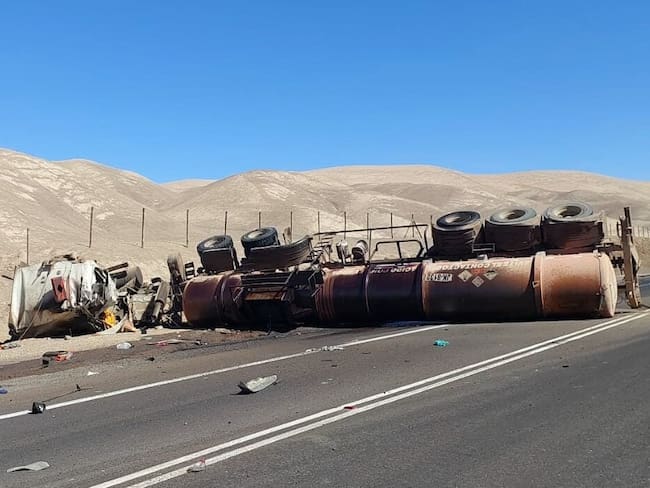 Fatal accidente en Antofagasta: camión con ácido sulfúrico vuelca en la carretera y deja una persona muerta