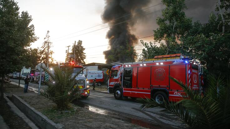 “Nos costó trabajar al principio”: Bomberos actualiza estado de voraz incendio registrado en La Pintana