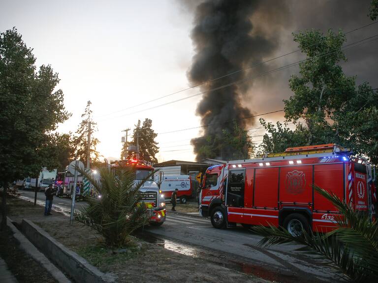 “Nos costó trabajar al principio”: Bomberos actualiza estado de voraz incendio registrado en La Pintana