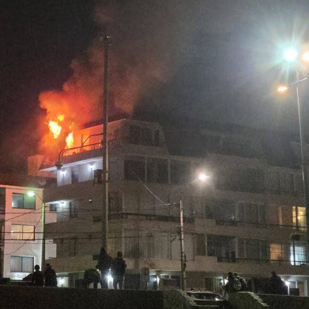 Incendio estructural afecta a departamento en el quinto piso de un edificio en pleno centro de Reñaca