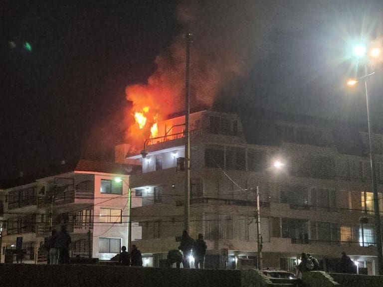 Incendio estructural afecta a departamento en el quinto piso de un edificio en pleno centro de Reñaca