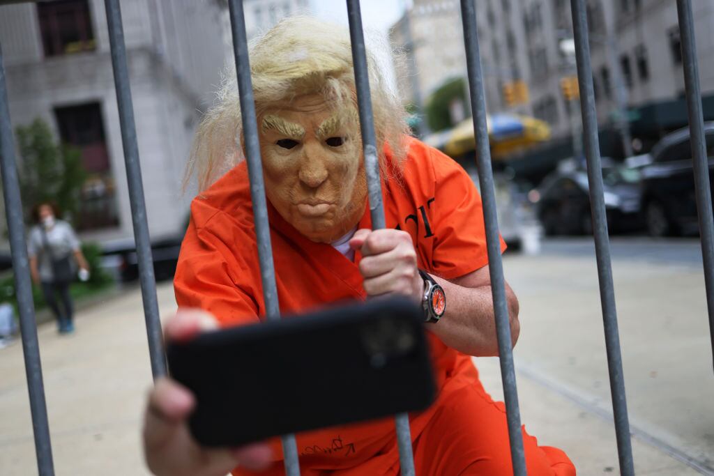 Manifestante pide cárcel para Trump afuera de los tribunales de Manhattan