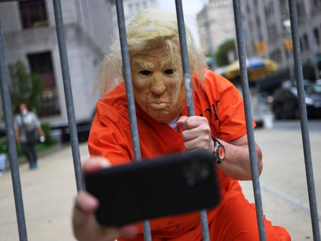 Manifestante pide cárcel para Trump afuera de los tribunales de Manhattan