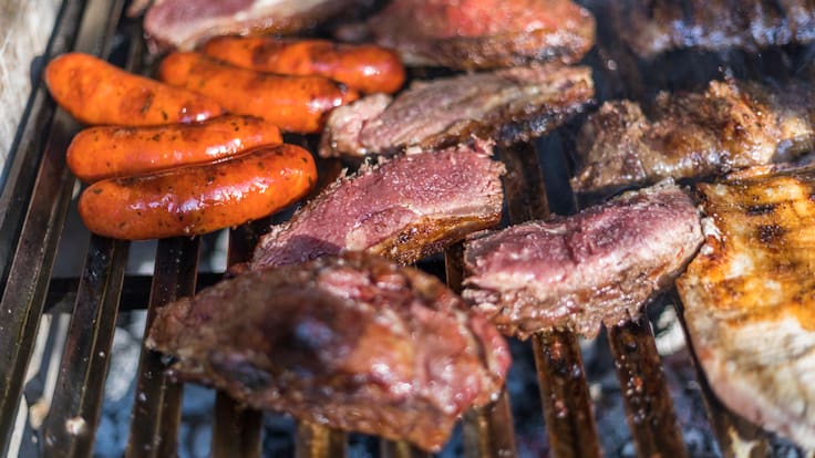 Menos de $4.000 por persona: cómo hacer un asado barato en Fiestas Patrias con poco presupuesto